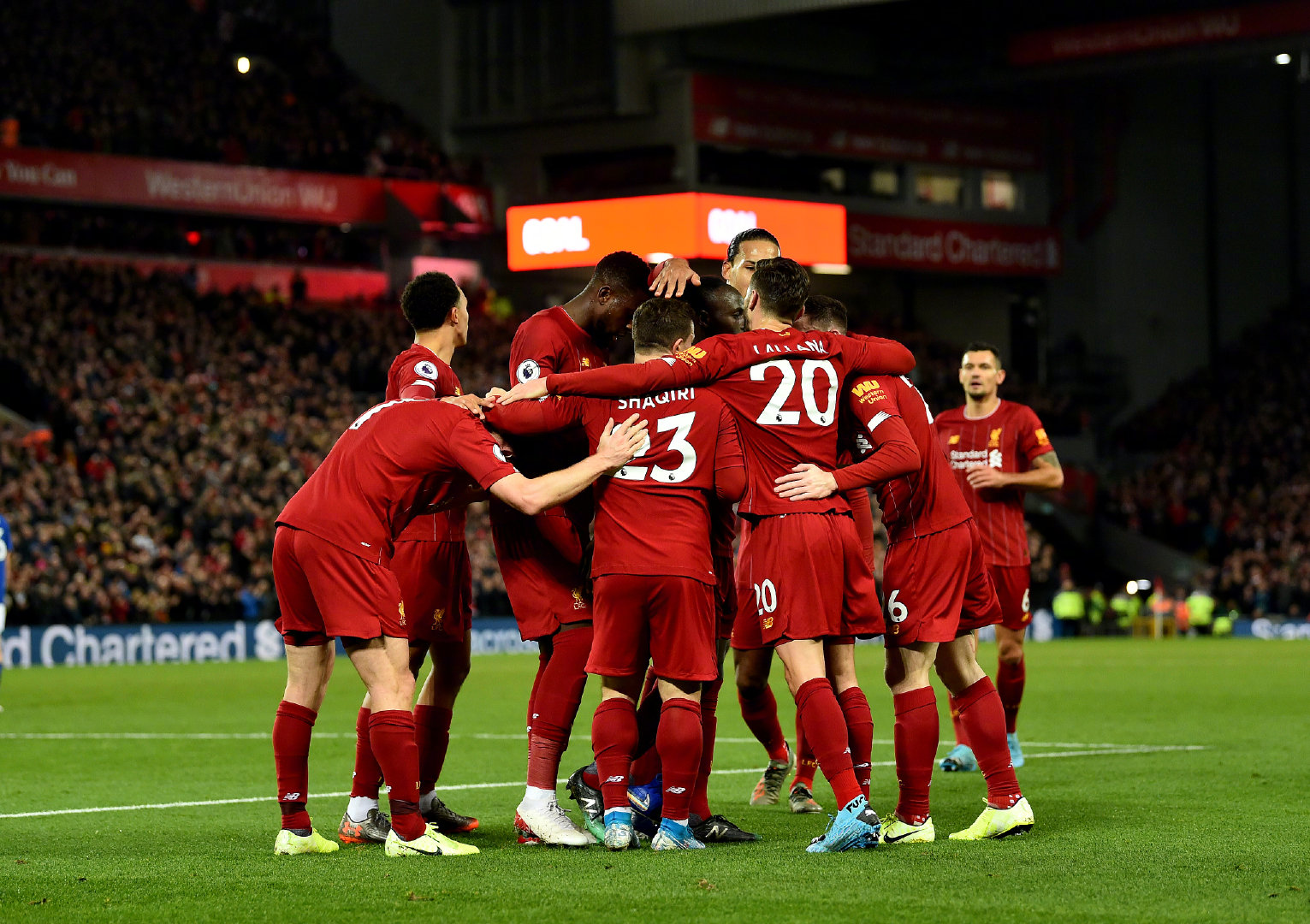 边路速度型前锋连入两球，对手疲于防守无力反击的简单介绍