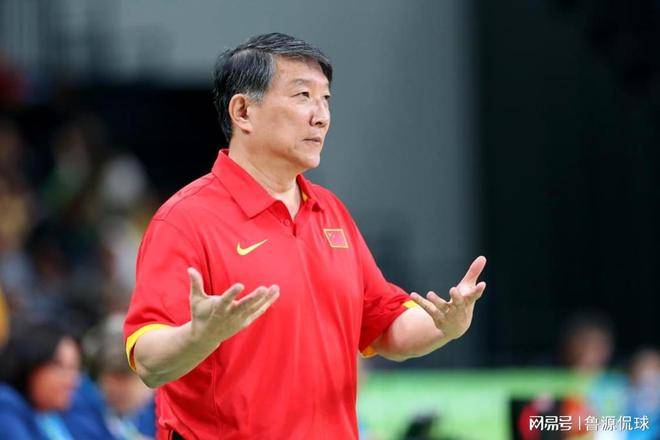 主教练精心部署战术,助力球队奋战赛场 主教练精心部署战术,助力球队奋战赛场