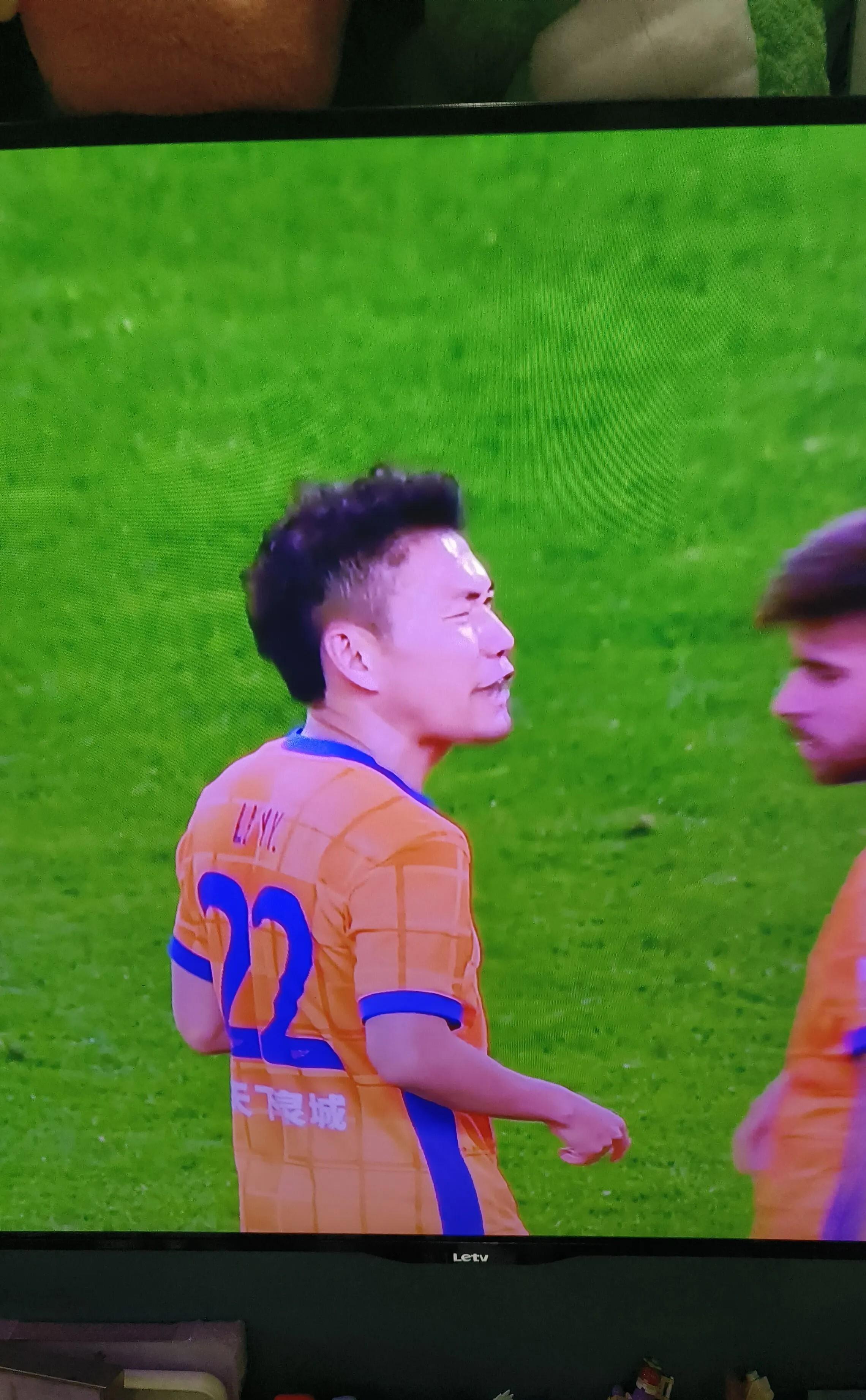 主教练精心部署战术,助力球队奋战赛场 主教练精心部署战术,助力球队奋战赛场