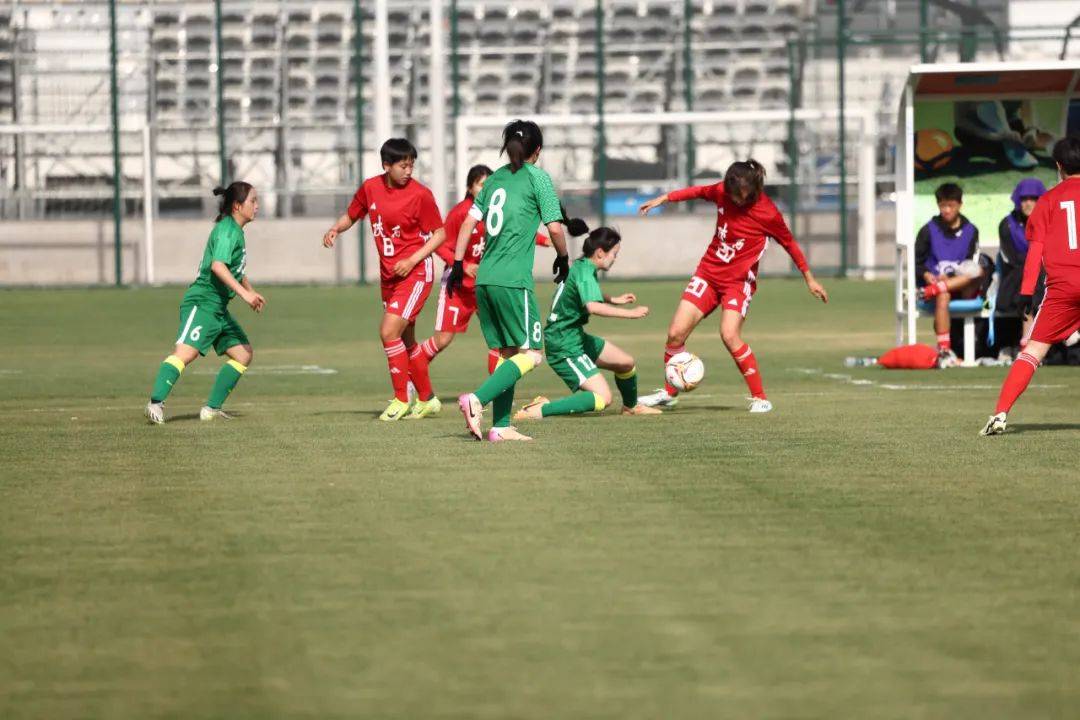 精彩的女足比赛吸引了大批球迷的关注 精彩的女足比赛吸引了大批球迷的关注