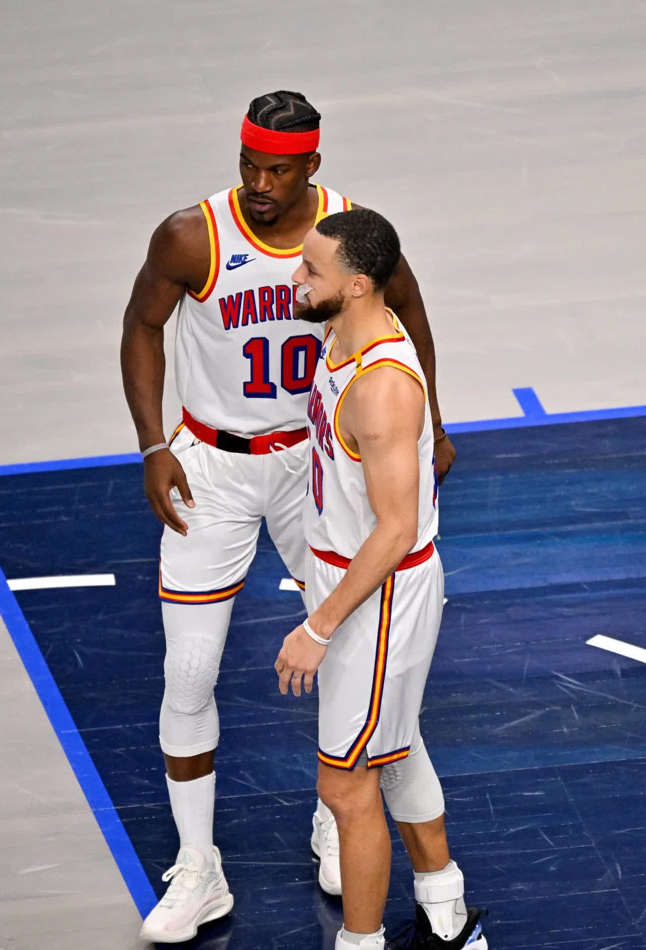 黄蜂轻取立陶宛男篮,布克完成帽子戏法 黄蜂轻取立陶宛男篮,布克完成帽子戏法