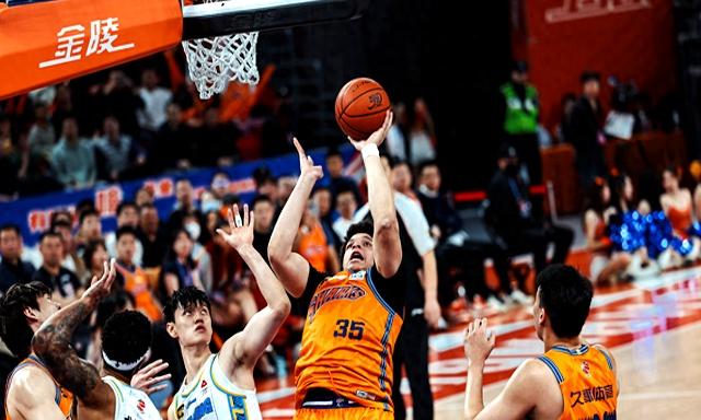 黑山队在比赛中遭遇挑战,但最终取得胜利 黑山队在比赛中遭遇挑战,但最终取得胜利