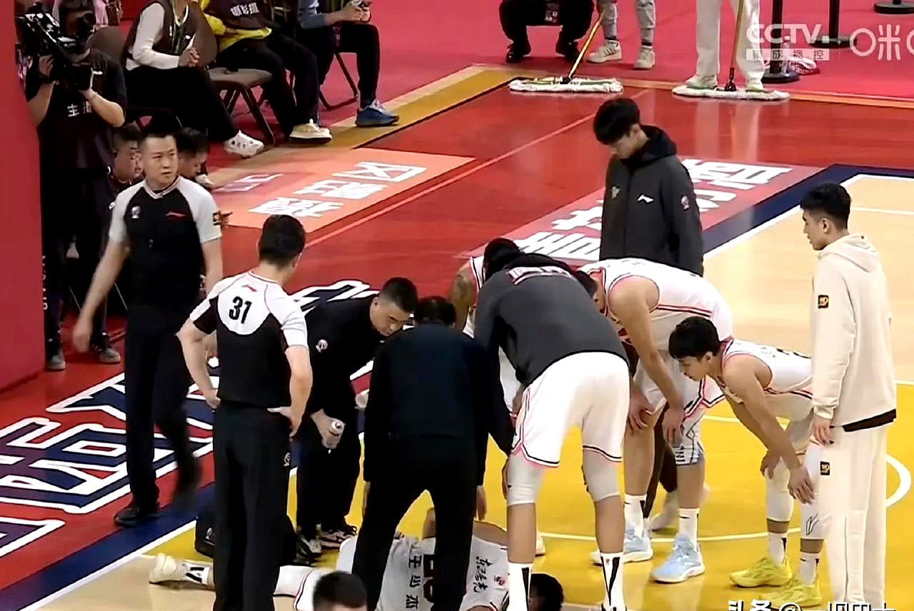 黑山队在比赛中遭遇挑战,但最终取得胜利 黑山队在比赛中遭遇挑战,但最终取得胜利