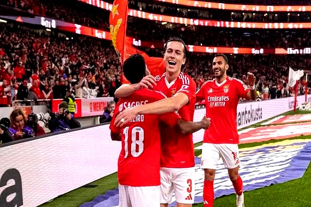 曼联客场战胜摩纳哥,提前晋级 曼联客场战胜摩纳哥,提前晋级