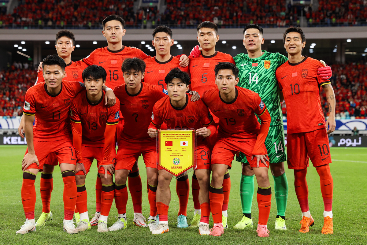 两队在中国足球联赛中展开对决 两队在中国足球联赛中展开对决