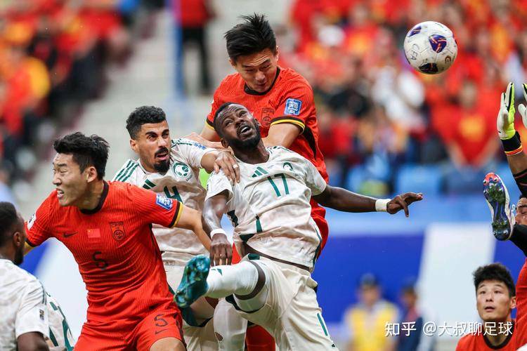 两队在中国足球联赛中展开对决 两队在中国足球联赛中展开对决