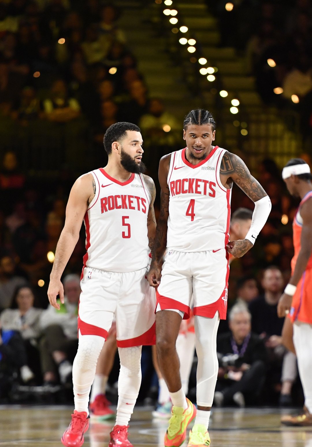 巨星对决!火箭战胜湖人领先西部 巨星对决!火箭战胜湖人领先西部