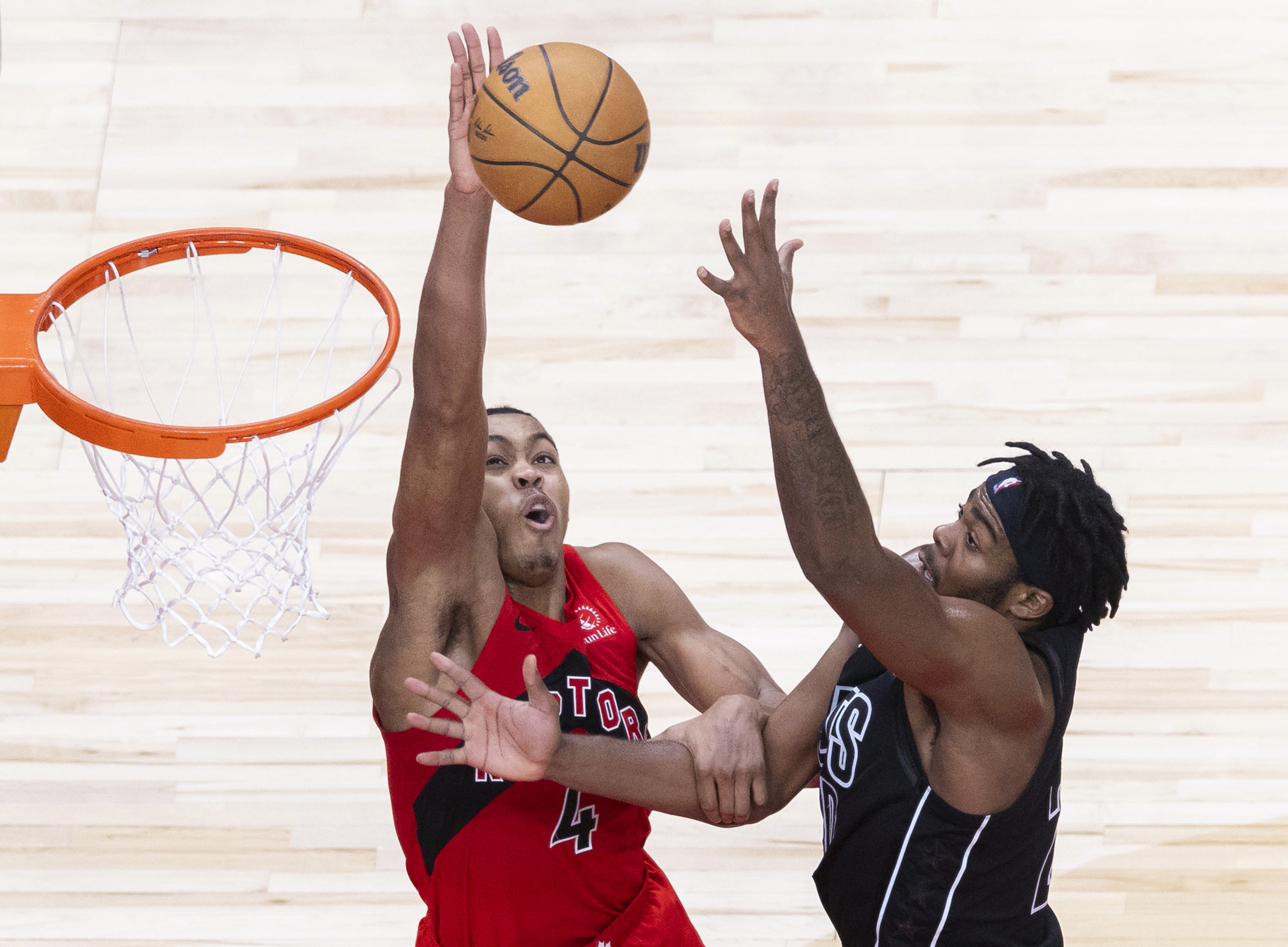 猛龙继续领先，主场大胜骑士