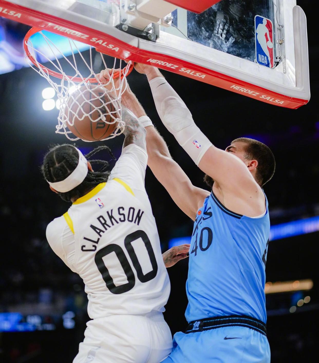 太阳擒下快船,保罗掌控比赛局面 太阳擒下快船,保罗掌控比赛局面