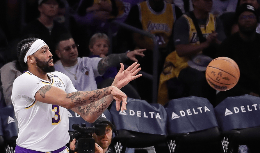 勇士在主场险胜湖人保住榜首 勇士在主场险胜湖人保住榜首